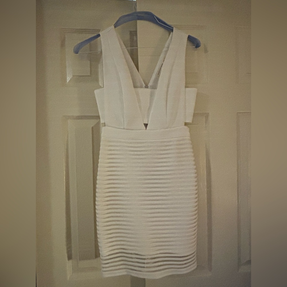 Elegant White Sleeveless Dress